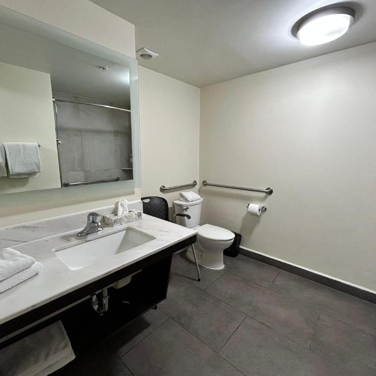 Candlewood Suites - Queretaro Juriquilla by IHG - King Suite with Accessible Roll-in Shower - 3