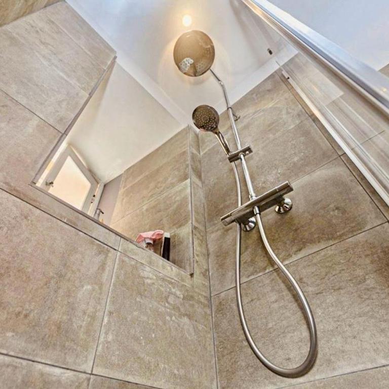 Caffaro Home - Appartamento con 2 Camere da Letto - 56