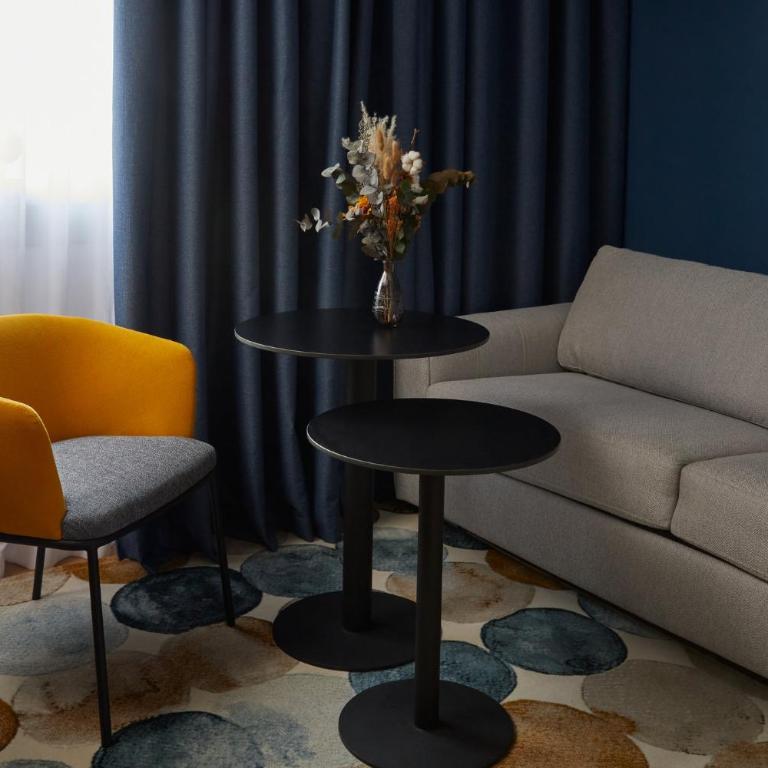 Crowne Plaza Madrid - Centre Retiro by IHG - Junior King Suite with Sofa Bed - 9