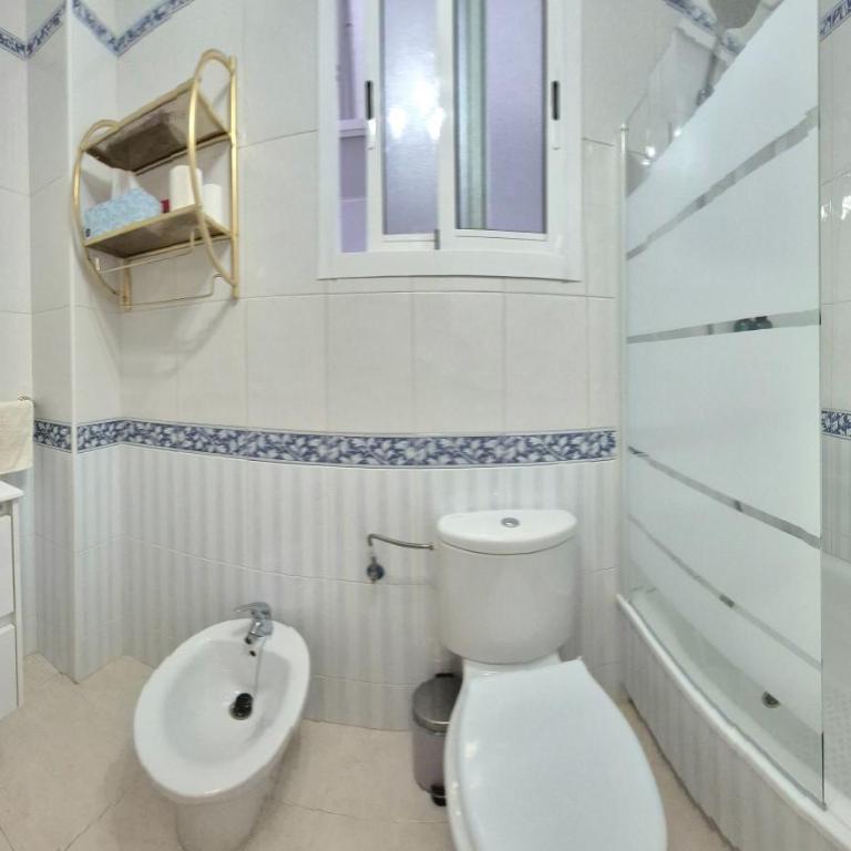 Apartment with queensize bed, Wifi, AC, 5 min walk to the beach - One-Bedroom Apartment - 4