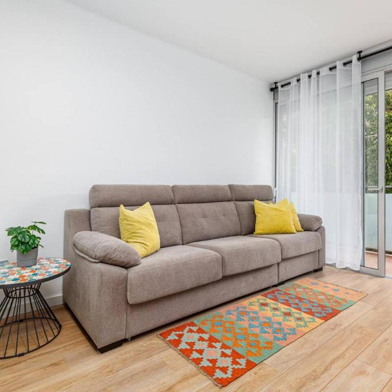 Poble Sec 3BR 2BA Balcony Sleeps 7 - Apartment - 3
