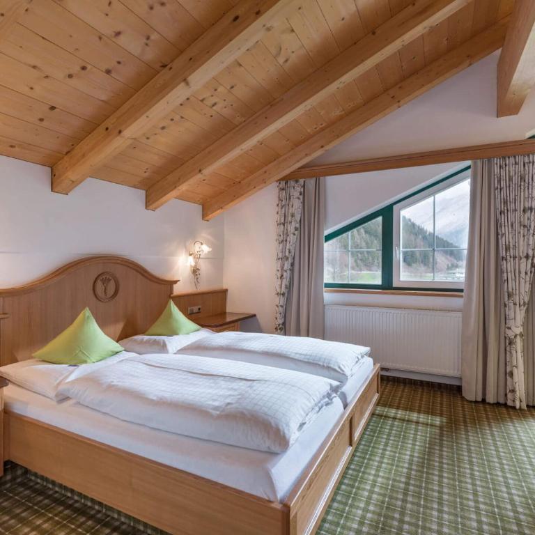 Ferienhof Oblasser - Doppelzimmer mit Gartenblick - 8