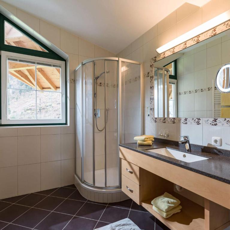 Ferienhof Oblasser - Doppelzimmer mit Gartenblick - 11