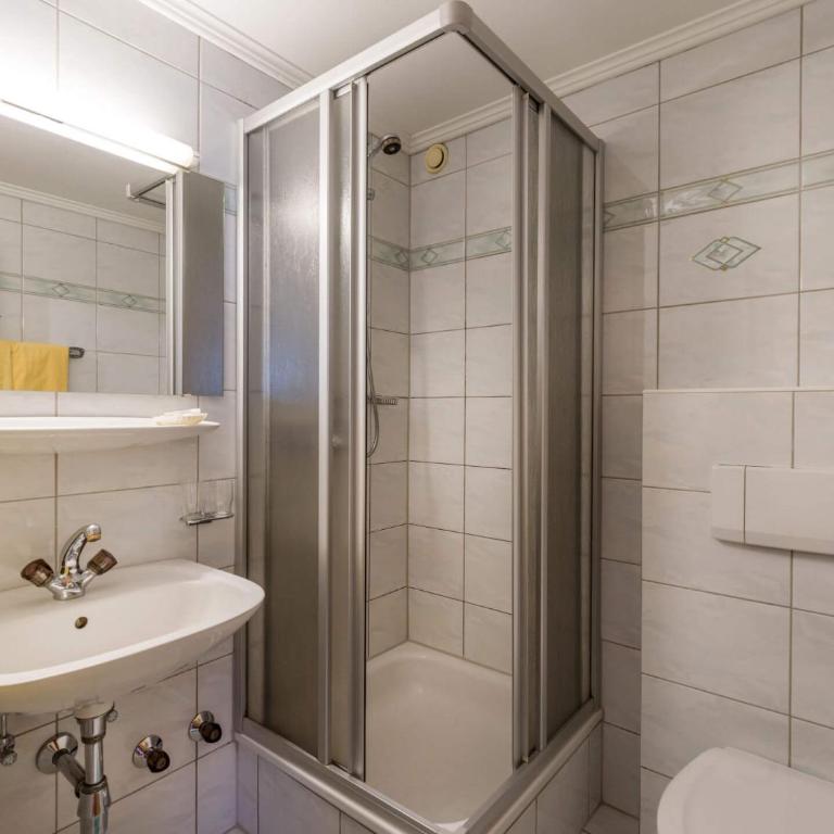 Ferienhof Oblasser - Doppelzimmer mit Gartenblick - 4