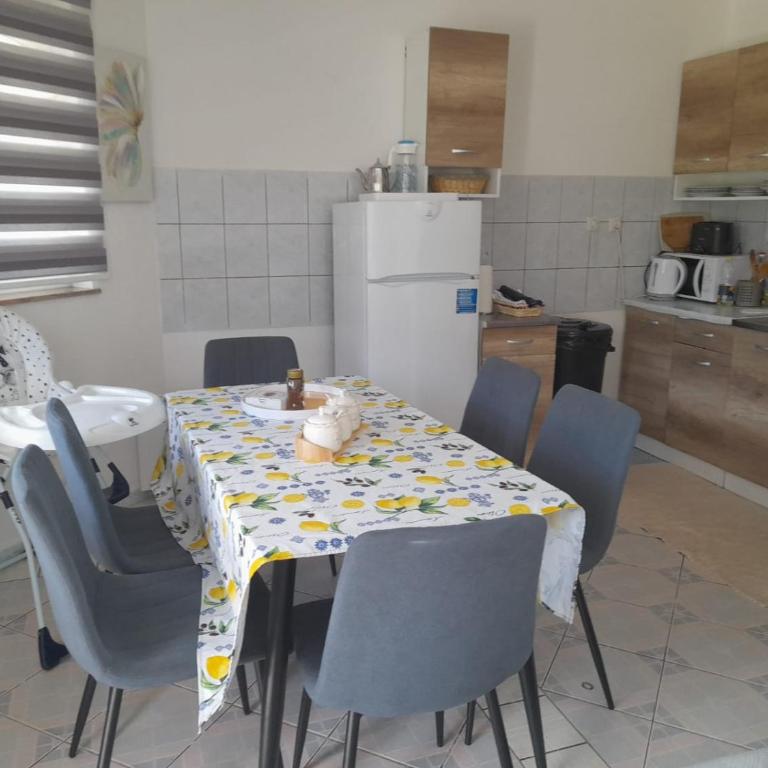 Amina River Apartment - Three-Bedroom Apartment with Lake View - 7