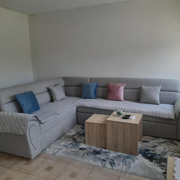 Amina River Apartment - Three-Bedroom Apartment with Lake View - 6