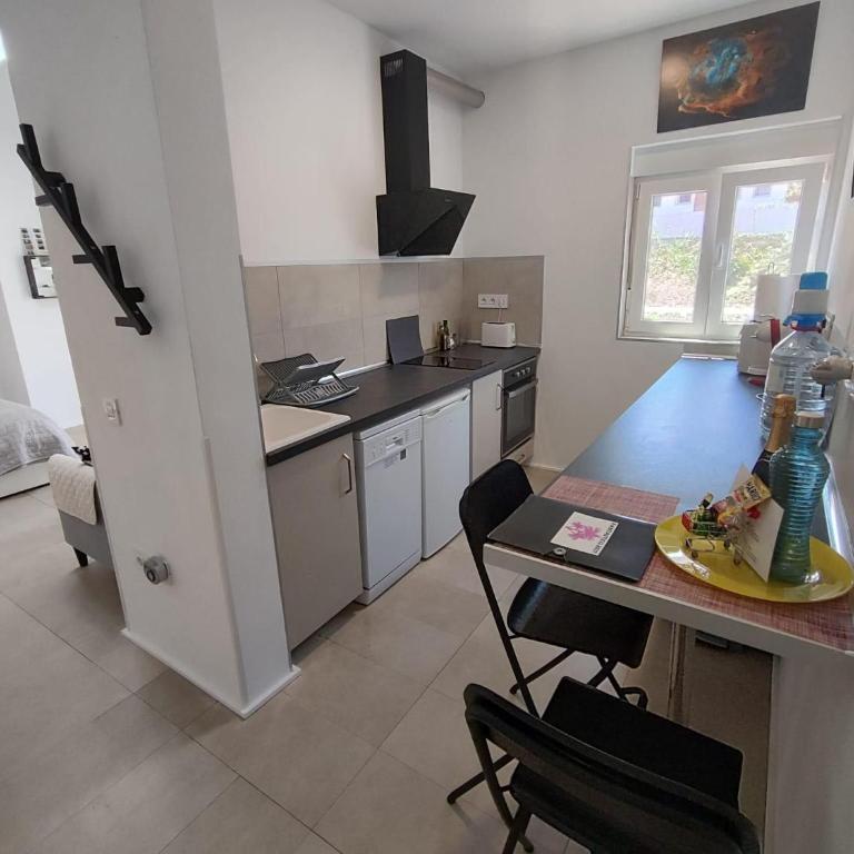 Fantastico 4 - with large private terrace, free parking, air conditioning, BBQ - Estudio - 5