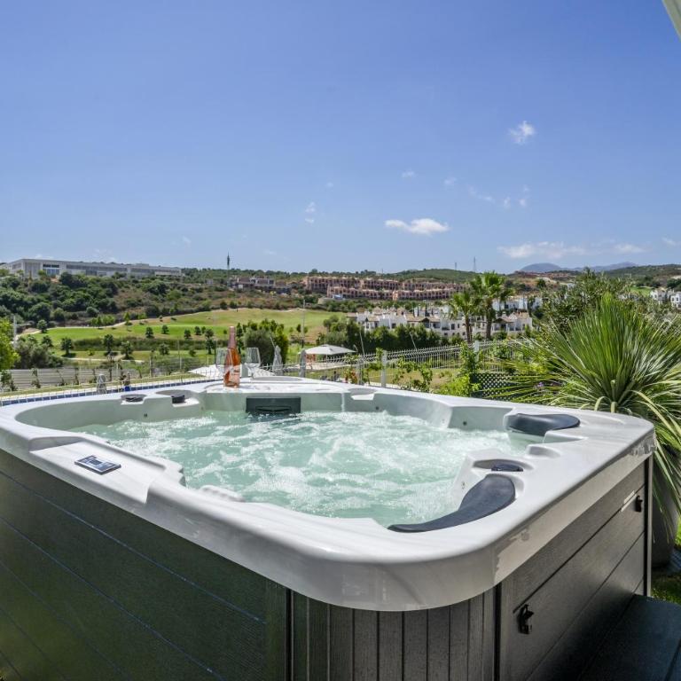 Fabuloso apartamento con jardín privado y jacuzzi. - Apartamento con vistas a la piscina - 1