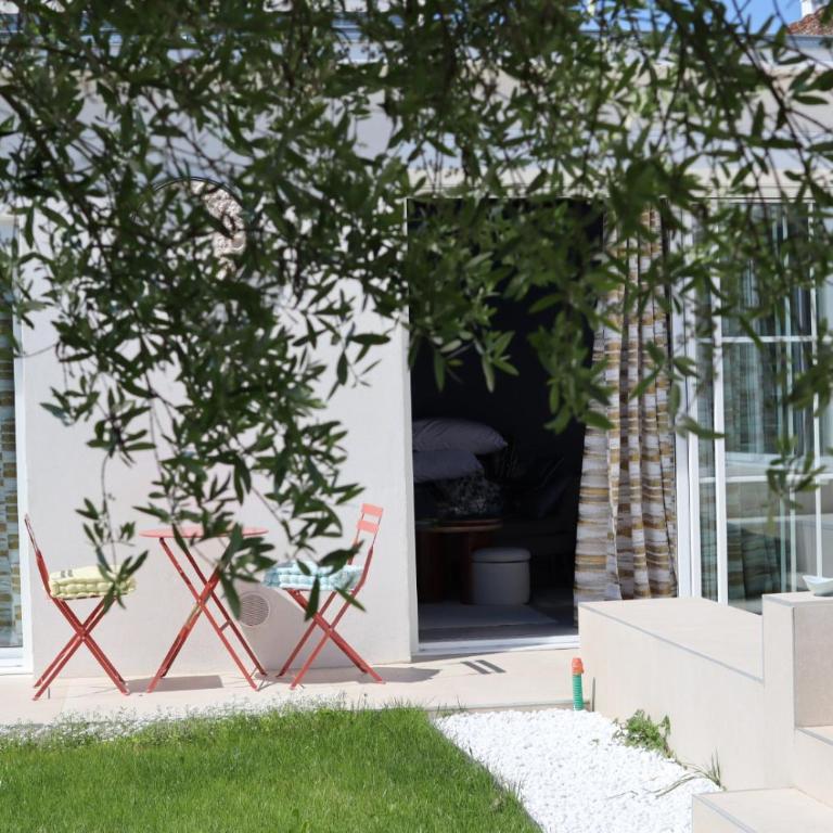 Li li et rose - Suite climatisée avec jacuzzi privatif - Chambre Lit King-Size - Vue sur Jardin - 3