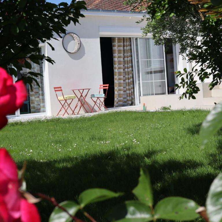 Li li et rose - Suite climatisée avec jacuzzi privatif - Chambre Lit King-Size - Vue sur Jardin - 2