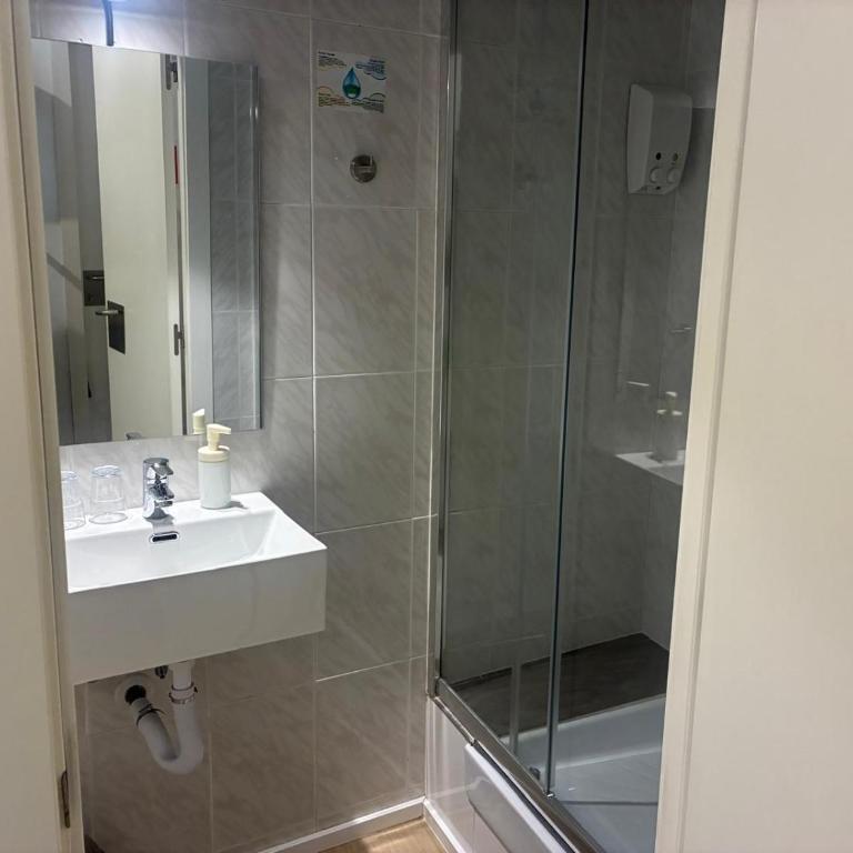 Hostal la Palmera - Twin Room with Shared Bathroom and Private Shower - 15