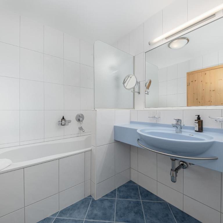 Alpenhotel Tirolerhof Gerlos - Familienzimmer mit Balkon - 1