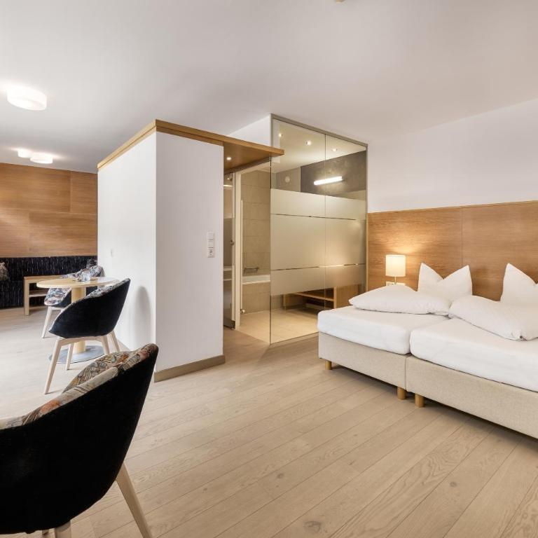 Quality Hosts Arlberg - Hotel Goldenes Kreuz B&B - Sommerkarte Premium inklusive - Junior Suite mit Balkon - 2
