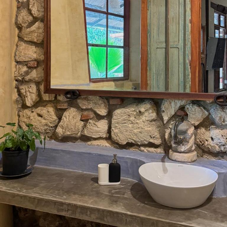 Casa del Tunel Lodge in Getsemani - Family Room with Garden View - 4