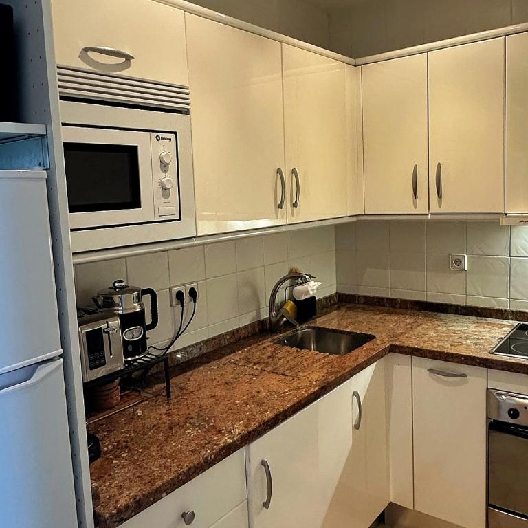 Beach Studio with Stunning Sea & Mountain Views - One-Bedroom Apartment - 14