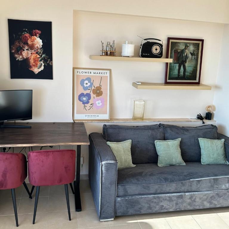 Beach Studio with Stunning Sea & Mountain Views - One-Bedroom Apartment - 6