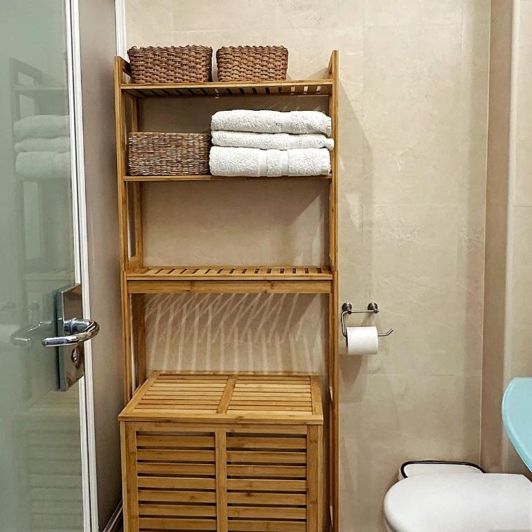 Beach Studio with Stunning Sea & Mountain Views - One-Bedroom Apartment - 16