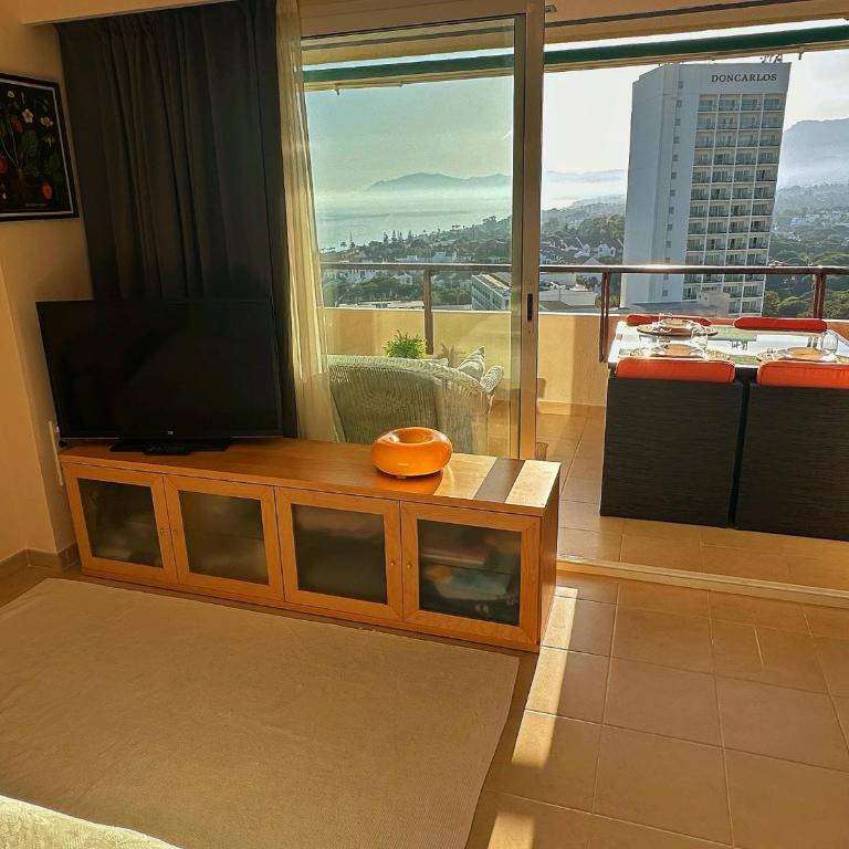 Beach Studio with Stunning Sea & Mountain Views - One-Bedroom Apartment - 12