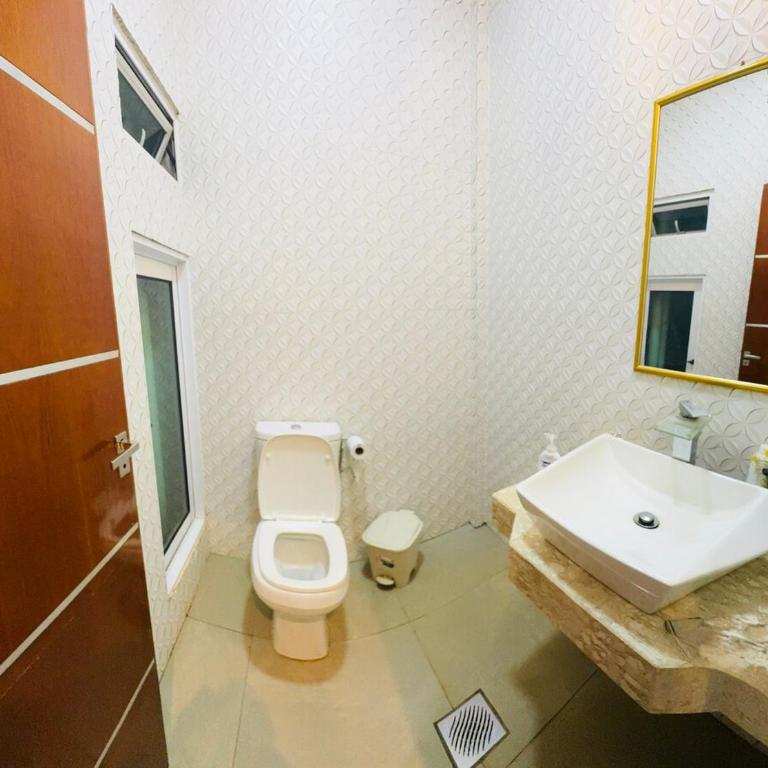 Lujosa casa en pleno centro de encarnación - Casa de 5 dormitorios - 13