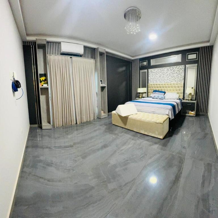 Lujosa casa en pleno centro de encarnación - Casa de 5 dormitorios - 15