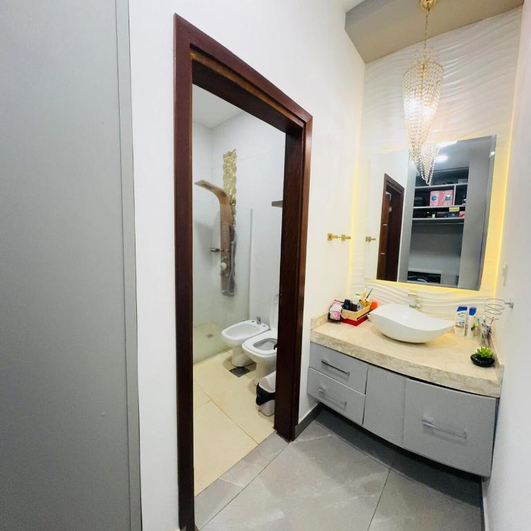 Lujosa casa en pleno centro de encarnación - Casa de 5 dormitorios - 17