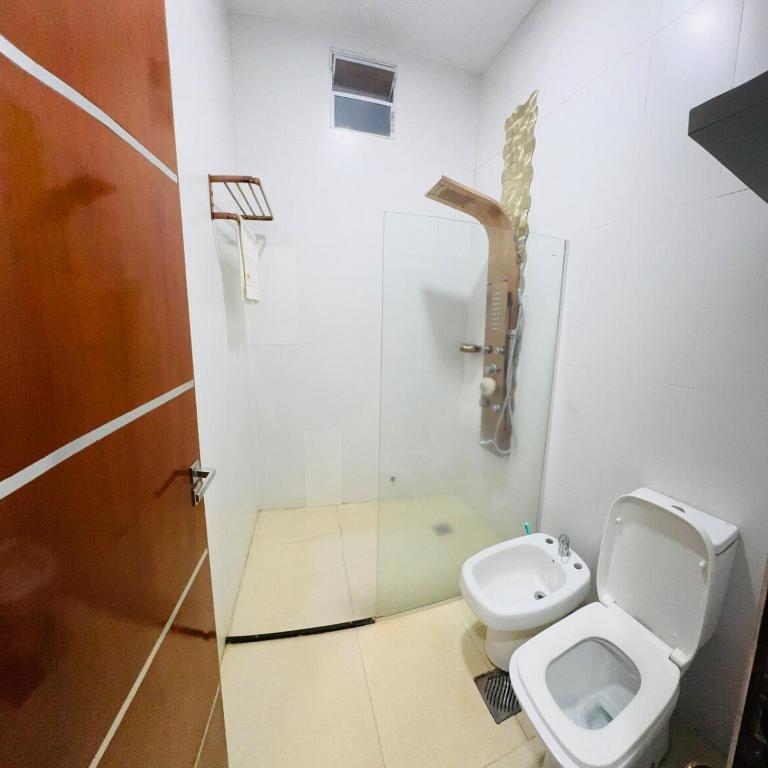 Lujosa casa en pleno centro de encarnación - Casa de 5 dormitorios - 18