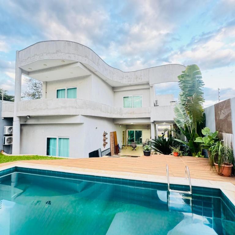 Lujosa casa en pleno centro de encarnación - Casa de 5 dormitorios - 19