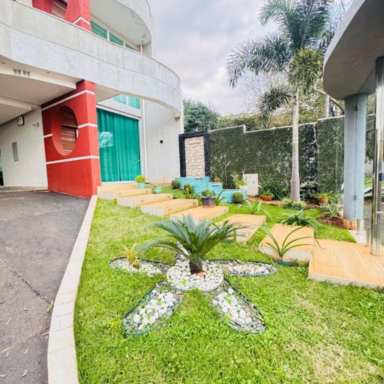 Lujosa casa en pleno centro de encarnación - Casa de 5 dormitorios - 22
