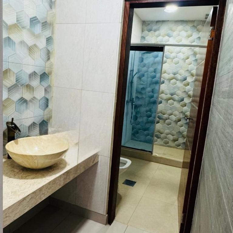 Lujosa casa en pleno centro de encarnación - Casa de 5 dormitorios - 28