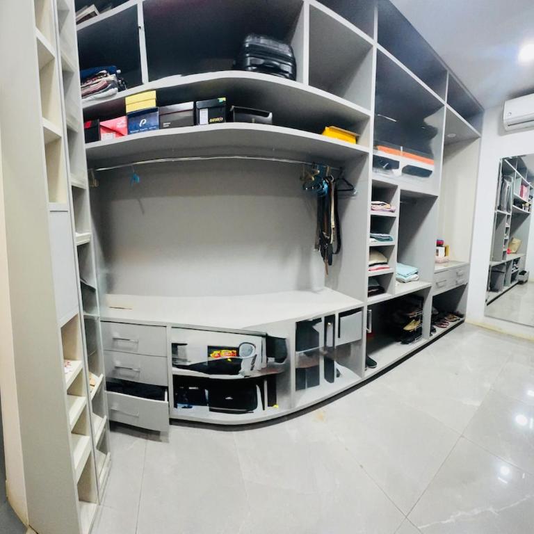 Lujosa casa en pleno centro de encarnación - Casa de 5 dormitorios - 7