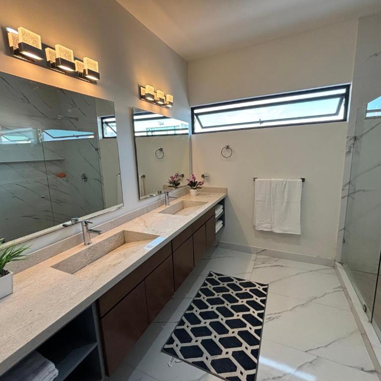 Casa palmera y sol - Three-Bedroom House - 16