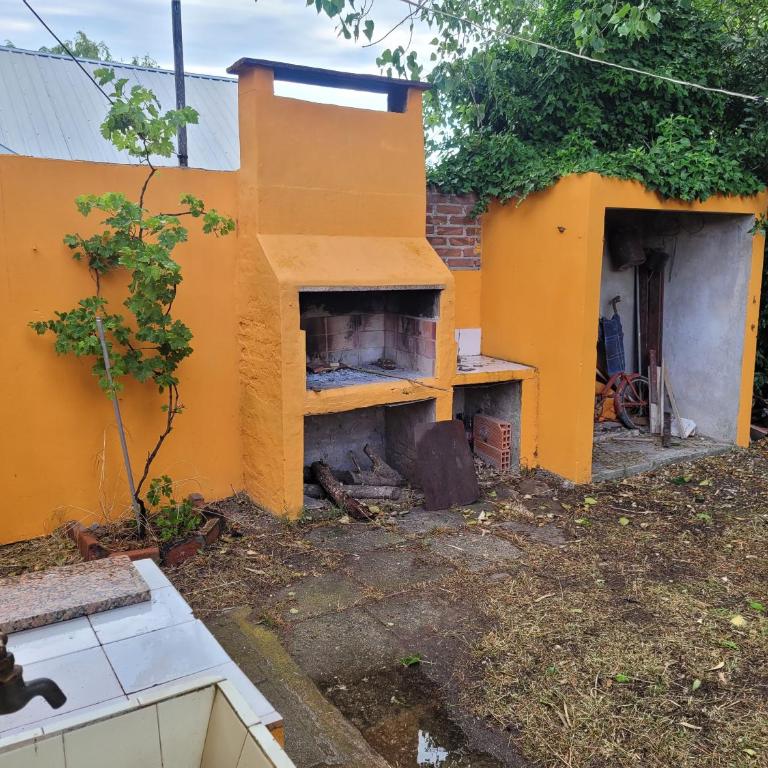Casa con cochera y parrilla a 6 cuadras del mar Ideal familias - Casa de 3 dormitorios - 6