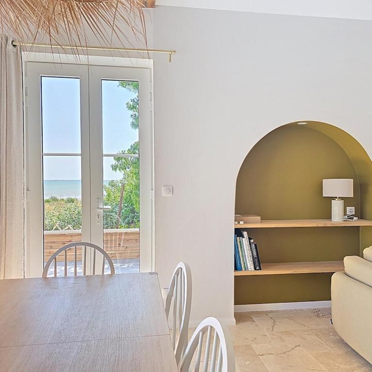 Feet in the water, 100 m from the city center - Three-Bedroom House - 2