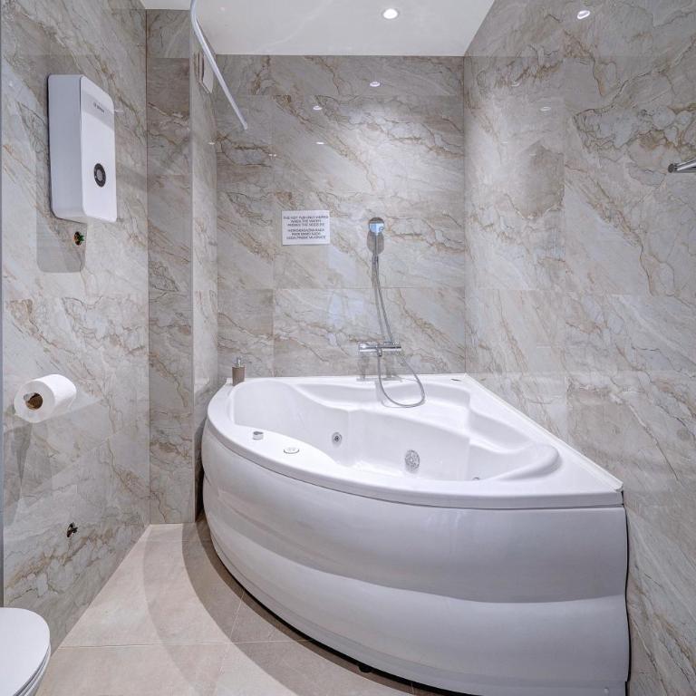 Jacuzzi Spa King Apartments FREE PARKING - One-Bedroom Apartment - 2