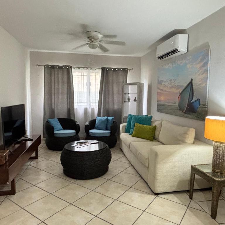 MAI Cozy Apartment 2BR AC and Parking Quiet Stay - Two-Bedroom Apartment - 3