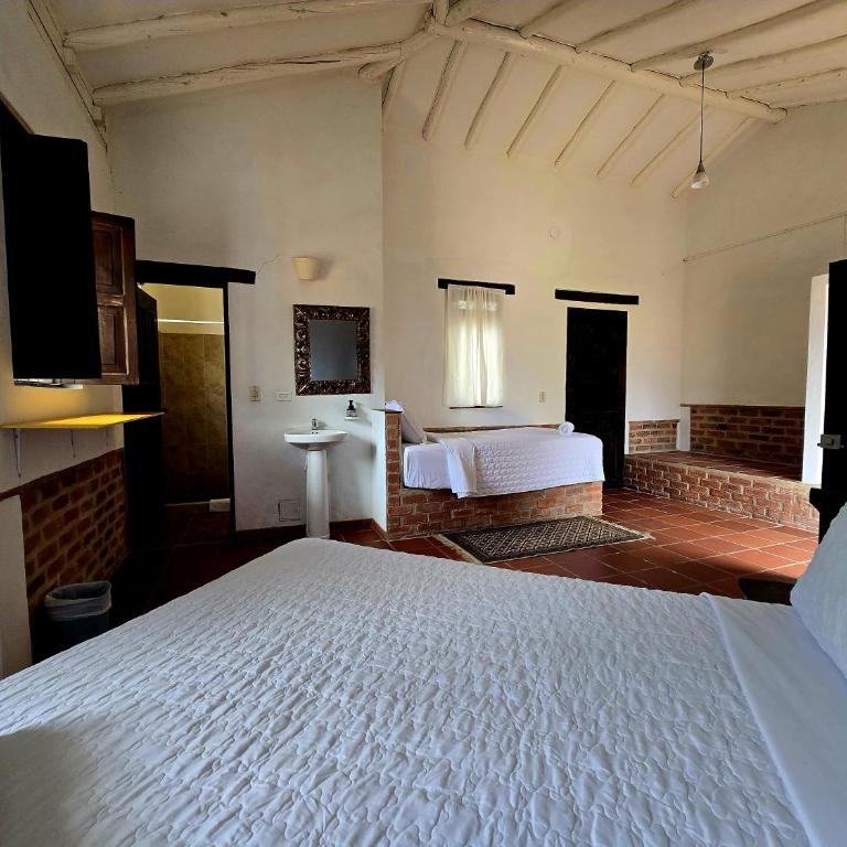 Hotel Montelux - Standard Family Room - 9