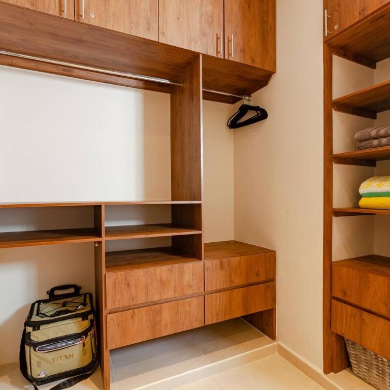 FamilyFriendly10min to BeachWIFI200MB6PoolsGym - Three-Bedroom Apartment - 11