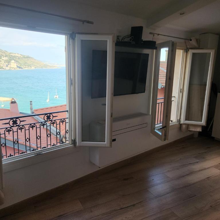 Rue du Vieux Château - Beau F2 avec Vue Mer Exceptionnelle - Refait a neuf - Appartement - Vue sur Mer - 15