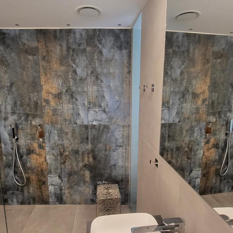 Attilio High Living Suites - Adults Only - Deluxe Suite mit Kingsize-Bett, seitlichem Seeblick und Balkon - 9