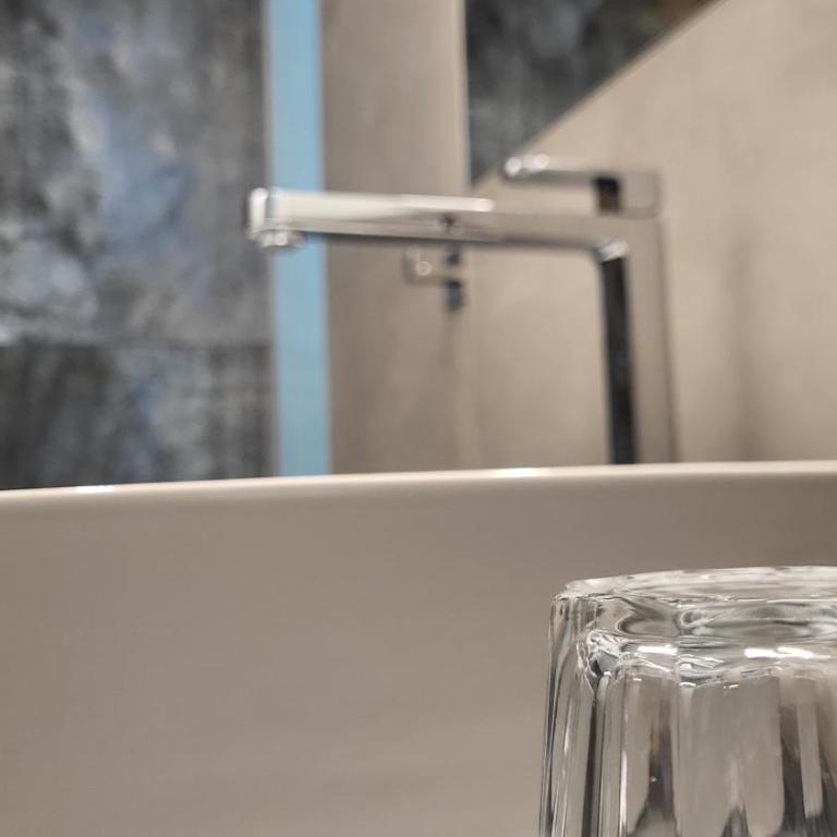 Attilio High Living Suites - Adults Only - Deluxe Suite mit Kingsize-Bett, seitlichem Seeblick und Balkon - 10