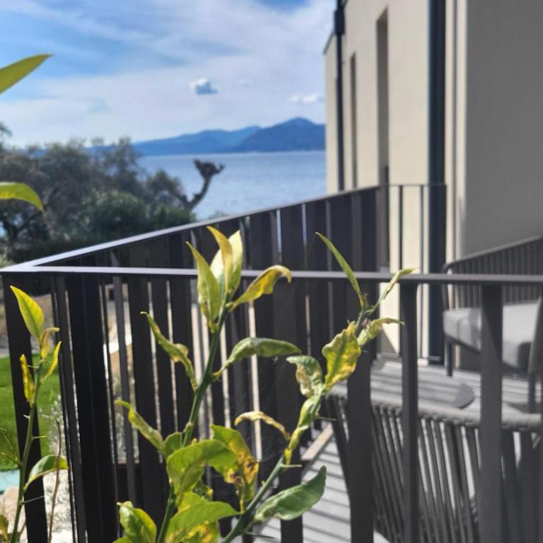 Attilio High Living Suites - Adults Only - Deluxe Suite mit Kingsize-Bett, seitlichem Seeblick und Balkon - 13