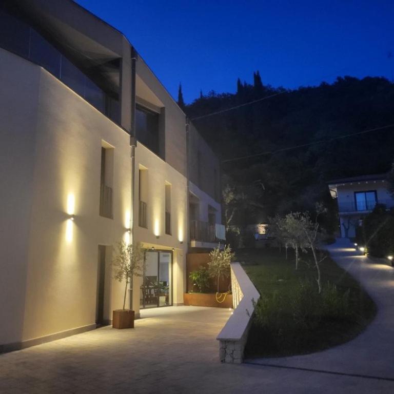 Attilio High Living Suites - Adults Only - Deluxe Suite mit Kingsize-Bett, seitlichem Seeblick und Balkon - 4