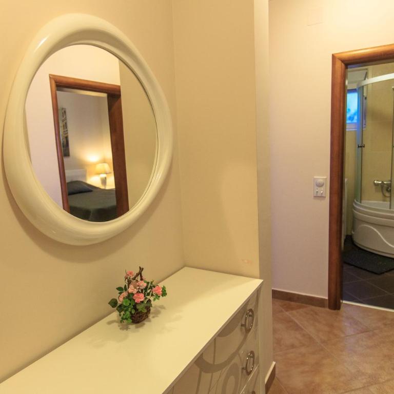 Yu&li Rose Apartments Adriatic - Deluks Apartman s 1 Spavaćom Sobom i Pogledom na Vrt - 6