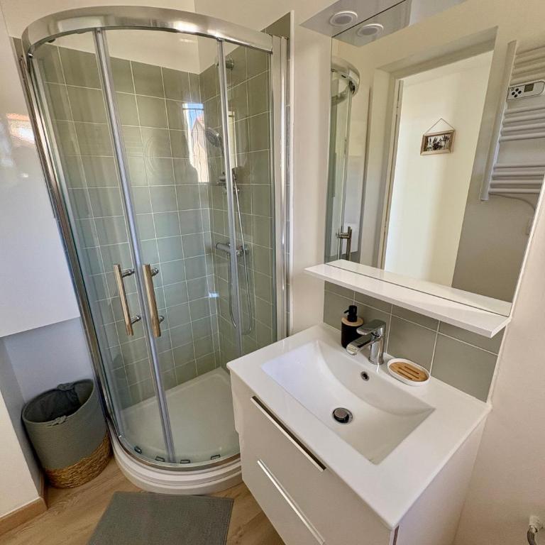 Un air de Marseille - Three-Bedroom Apartment - 34