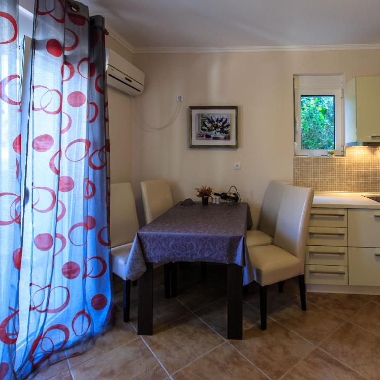 Yu&li Rose Apartments Adriatic - Deluks Apartman s 1 Spavaćom Sobom i Pogledom na Vrt - 10