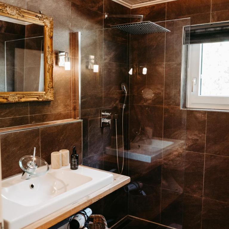 Chalet Austria, famous ski areas around us, 15 min to salzburg city, direct mountain view, up to 10 people - Chalet - 57