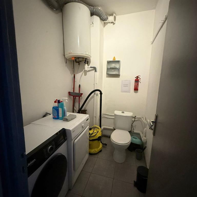 Cœur de ville au 1er 66M2, vu sur la place - Three-Bedroom Apartment - 11