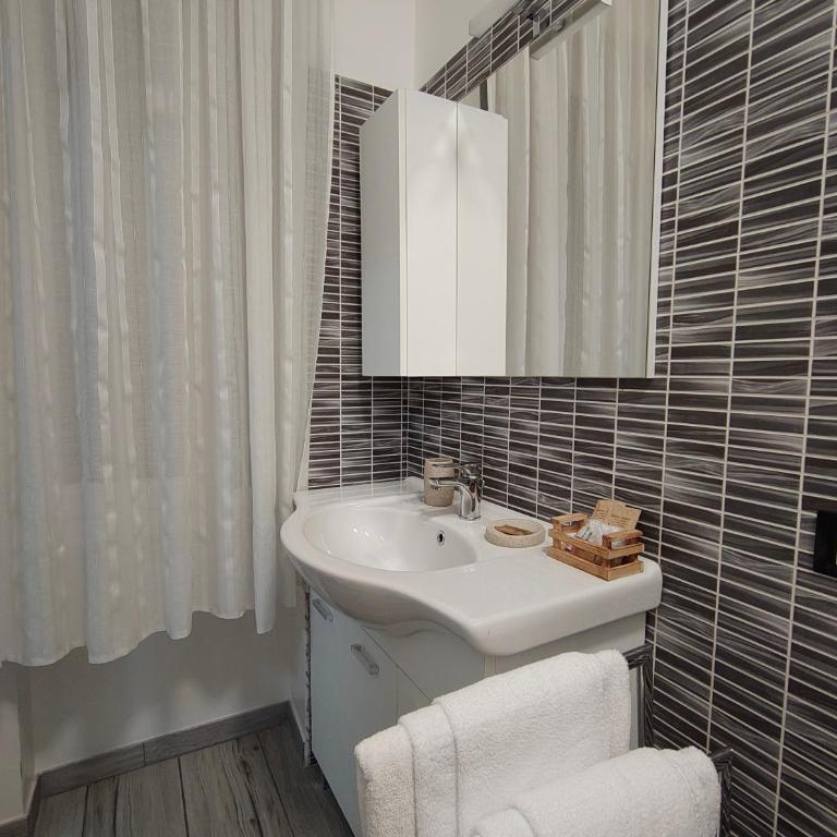 L.ADY HOME - Double Room with Private Bathroom - 13