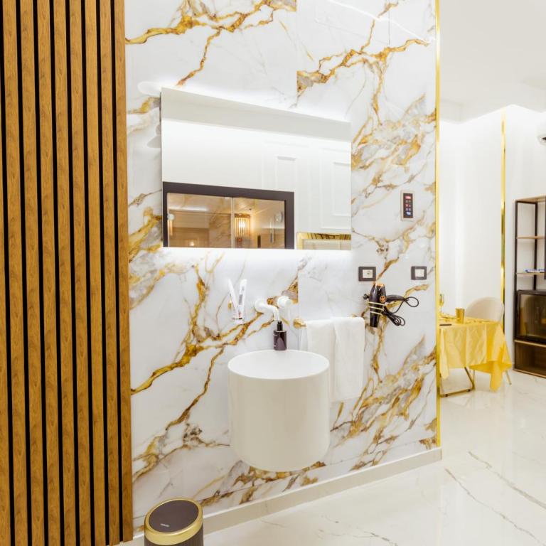Dove Dormire a Napoli New Opening 2025 - Deluxe Double Room with Bath - 11