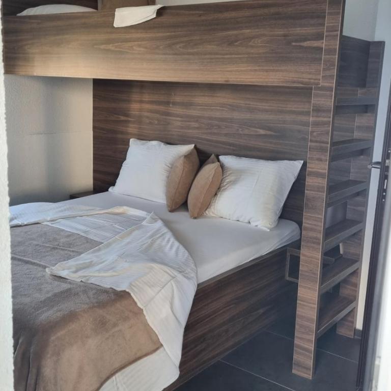 Apartmani Sutomore Tri Palme - Trokrevetna Soba sa Balkonom - 10